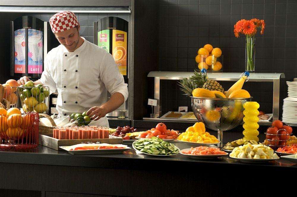 Radisson Red Centre 4*